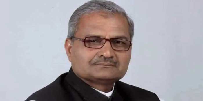 “ശുദ്ധ പെട്രോൾ നിങ്ങളുടെ അപ്പന്റെ വീട്ടിൽ നിന്നോ വരുന്നത്?” രാജ്യത്ത് ശുദ്ധമായ പെട്രോൾ ലഭ്യമല്ലെങ്കിൽ പിന്നെ അത് എവിടെനിന്ന് വരും? ബദൽ ഇന്ധനങ്ങൾ ഉത്പാദിപ്പിച്ചില്ലെങ്കിൽ പെട്രോളും ഡീസലും എവിടെനിന്ന് കിട്ടും?-  ഇ20-യെ വിമർശിക്കുന്നവർക്കെതിരെ ബിജെപി എംപി