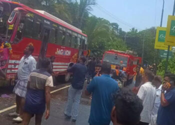 ഓവര്ടേക്ക് ചെയ്യുന്നതിനിടെ ബസുകള് തമ്മില് കൂട്ടിയിടിച്ചു, 30 പേര്ക്ക് പരിക്ക്, യാത്രക്കാരെ പുറത്തെടുത്തത് വാഹനം കുത്തിപ്പൊളിച്ച്