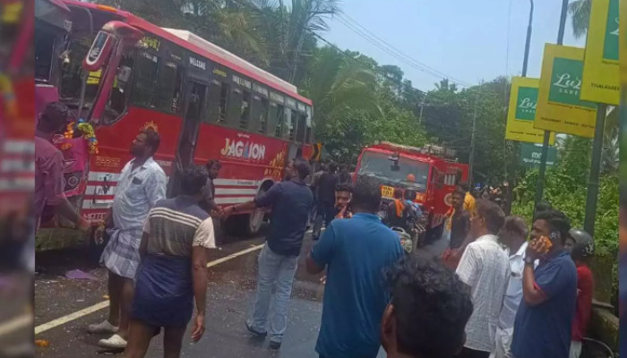 ഓവര്ടേക്ക് ചെയ്യുന്നതിനിടെ ബസുകള് തമ്മില് കൂട്ടിയിടിച്ചു, 30 പേര്ക്ക് പരിക്ക്, യാത്രക്കാരെ പുറത്തെടുത്തത് വാഹനം കുത്തിപ്പൊളിച്ച്
