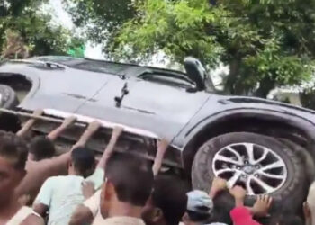 അബദ്ധത്തില്‍ പശുവിനെ കാറിടിച്ചു, ഡോക്ടറെ വലിച്ച് പുറത്തിറക്കി വളഞ്ഞിട്ട് ആക്രമിച്ച് ജനക്കൂട്ടം, വസ്ത്രം വലിച്ചുകീറി, കാര്‍ തല്ലിത്തകര്‍ത്തു, അക്രമം അരങ്ങേറിയത് പൊലീസിന്റെ കണ്‍മുമ്പില്‍ വച്ച്