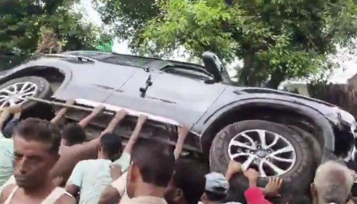 അബദ്ധത്തില്‍ പശുവിനെ കാറിടിച്ചു, ഡോക്ടറെ വലിച്ച് പുറത്തിറക്കി വളഞ്ഞിട്ട് ആക്രമിച്ച് ജനക്കൂട്ടം, വസ്ത്രം വലിച്ചുകീറി, കാര്‍ തല്ലിത്തകര്‍ത്തു, അക്രമം അരങ്ങേറിയത് പൊലീസിന്റെ കണ്‍മുമ്പില്‍ വച്ച്