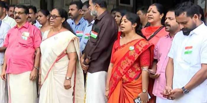 കോഴിക്കോട് കോർപ്പറേഷനിൽ ‘പാ വേറെ, പാപ്പച്ചൻ വേറെ’ സ്വാതന്ത്ര്യദിനാഘോഷം!! ബിജെപി കൗൺസിലർമാർ വന്ദേമാതരം ആലപിച്ചപ്പോൾ മേയറും ഡെപ്യൂട്ടി മേയറും അടക്കമുള്ളവർ പാടിയത് ദേശീയ ഗാനം, മേയറുടെ ഭാഗത്തുനിന്നുണ്ടായത് രാജ്യവിരുദ്ധമായ പ്രവൃത്തി- ബിജെപി