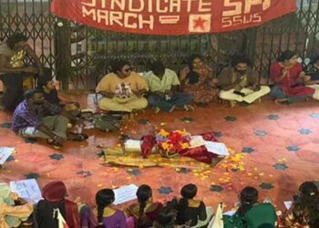 കാലടി സർവകലാശാലയിൽ പ്രതീകാത്മകമായി വി സി സിസ തോമസിന്റെ ശവസംസ്കാരം നടത്തി എസ്എഫ്ഐ!! പിന്നാലെ നടന്നത് വി സിയുടെയല്ല, ലൈറ്റുകൾ മരണപ്പെട്ടതായി കാണിച്ചുള്ള പ്രതിഷേധ നാടകമെന്ന് വിശദീകരണം