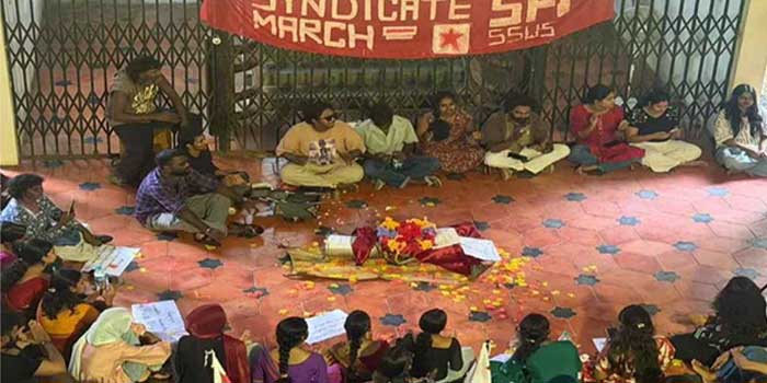 കാലടി സർവകലാശാലയിൽ പ്രതീകാത്മകമായി വി സി സിസ തോമസിന്റെ ശവസംസ്കാരം നടത്തി എസ്എഫ്ഐ!! പിന്നാലെ നടന്നത് വി സിയുടെയല്ല, ലൈറ്റുകൾ മരണപ്പെട്ടതായി കാണിച്ചുള്ള പ്രതിഷേധ നാടകമെന്ന് വിശദീകരണം