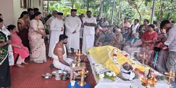 പായമ്മയുടെ അന്ത്യ യാത്രയും അവർ ജീവിച്ചുവന്ന വിശ്വാസപ്രകാരം തന്നെ… തന്റെ മകളെ 25 വർഷം കാത്തുപരിപാലിച്ച പാർവതിയമ്മയ്ക്ക് വൈദികന്റെ വീട്ടിൽ ഹൈന്ദവാചാരപ്രകാരം യാത്രാമൊഴി