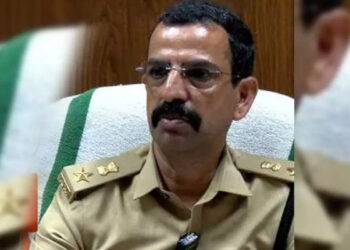 ബാറുകള്‍ക്ക് അധിക സമയം പ്രവര്‍ത്തിക്കാന്‍ വഴിവിട്ട സഹായം ചെയ്തു, ഡെപ്യൂട്ടി എക്‌സൈസ് കമ്മീഷണറുടെ വീട്ടില്‍ വിജിലന്‍സ് മിന്നല്‍ പരിശോധന, മൊബൈല്‍ ഫോണ്‍ പിടിച്ചെടുത്തു
