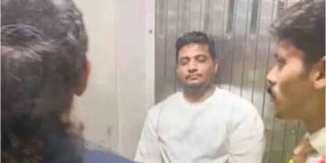 പറക്കുന്നതിനിടെ വിമാനത്തിന്റെ എമർജൻസി എക്സിറ്റ് ഡോർ ബലമായി തുറക്കാൻ ശ്രമിച്ചു, വിൻഡോ പാനൽ അടിച്ചു തകര്ത്തു, യാത്രക്കാരെയും ക്യാബിൻ ക്രൂവിനെയും ഭീഷണിപ്പെടുത്തി, മലയാളി അറസ്റ്റിൽ