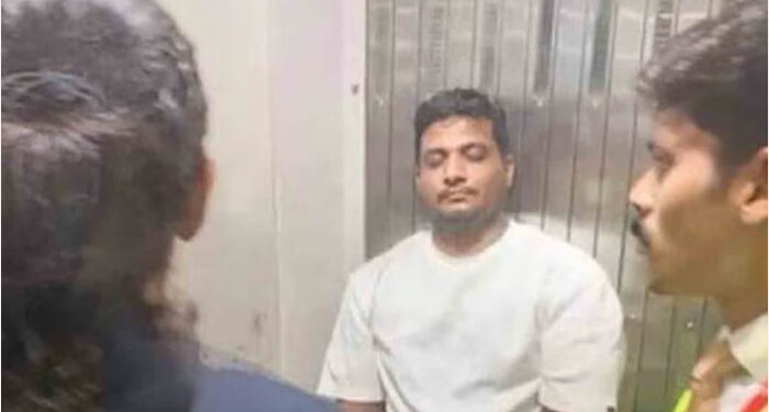 പറക്കുന്നതിനിടെ വിമാനത്തിന്റെ എമർജൻസി എക്സിറ്റ് ഡോർ ബലമായി തുറക്കാൻ ശ്രമിച്ചു, വിൻഡോ പാനൽ അടിച്ചു തകര്ത്തു, യാത്രക്കാരെയും ക്യാബിൻ ക്രൂവിനെയും ഭീഷണിപ്പെടുത്തി, മലയാളി അറസ്റ്റിൽ
