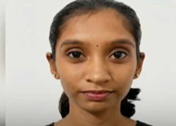 ബസിൽ കയറുന്നതിനിടെ കാലിൽ നിന്ന് ഷൂ ഊരി വീണു, ഇതെടുക്കാനായി ഇറങ്ങാൻ ശ്രമിക്കവേ വാഹനം മുന്നോട്ടെടുത്തു, പിടിവിട്ട് നിലത്തുവീണ കോളേജ് വിദ്യാർഥിനിയുടെ തലയിലൂടെ ബസിന്റെ ടയർ കയറിയിറങ്ങി ദാരുണാന്ത്യം