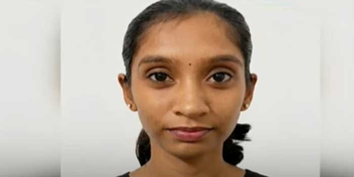 ബസിൽ കയറുന്നതിനിടെ കാലിൽ നിന്ന് ഷൂ ഊരി വീണു, ഇതെടുക്കാനായി ഇറങ്ങാൻ ശ്രമിക്കവേ വാഹനം മുന്നോട്ടെടുത്തു, പിടിവിട്ട് നിലത്തുവീണ കോളേജ് വിദ്യാർഥിനിയുടെ തലയിലൂടെ ബസിന്റെ ടയർ കയറിയിറങ്ങി ദാരുണാന്ത്യം