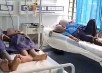 സ്കൂളിൽ നിന്ന് ഉച്ചഭക്ഷണം കഴിക്കുന്നതിനിടെ  ഉപ്പ് കുറവെന്ന് വിദ്യാർഥികൾ, ഇതോടെ പാചകക്കാരൻ‍ ഉപ്പിന് പകരം അബദ്ധത്തിൽ ഭക്ഷണത്തിൽ ചേർത്തിളക്കിയത് ഡി​റ്റ​ർ​ജ​ൻറ്, 24 വിദ്യാർഥികൾ ആശുപത്രിയിൽ