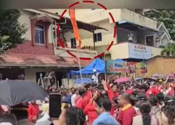 തൃപ്പൂണിത്തുറ അത്തച്ചമയ ഘോഷയാത്രയും കാവിവത്കരിച്ചു, യാത്രക്കിടെ പൂനെയിൽ നിന്നെത്തിച്ച നാസിക് ഡോൾ സംഘം കാവി പതാക ഉയർത്തി!! സംഘ്പരിവാറിൻറേത് അന്തസില്ലാത്ത പ്രവർത്തനം- കെ ബാബു, അത്തച്ചമയ ഘോഷയാത്രയെ ആർഎസ്എസിൻറെ ഘോഷയാത്രയാക്കി മാറ്റി- സിപിഎം