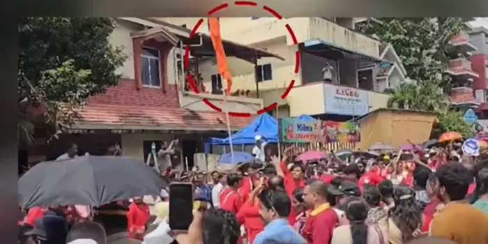തൃപ്പൂണിത്തുറ അത്തച്ചമയ ഘോഷയാത്രയും കാവിവത്കരിച്ചു, യാത്രക്കിടെ പൂനെയിൽ നിന്നെത്തിച്ച നാസിക് ഡോൾ സംഘം കാവി പതാക ഉയർത്തി!! സംഘ്പരിവാറിൻറേത് അന്തസില്ലാത്ത പ്രവർത്തനം- കെ ബാബു, അത്തച്ചമയ ഘോഷയാത്രയെ ആർഎസ്എസിൻറെ ഘോഷയാത്രയാക്കി മാറ്റി- സിപിഎം