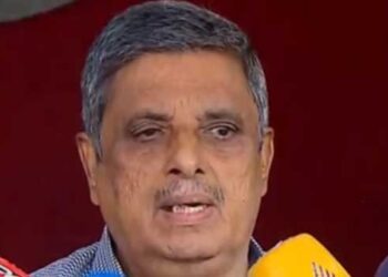 ‘അടിയന്തരാവസ്ഥക്കാലത്ത് 76 ദിവസം ജയിലിൽ കിടന്നിട്ടുണ്ട്, നിരവധി കേസുകളിൽ പ്രതിയായിട്ടുണ്ട്, അതുകൊണ്ടു കേസുകാണിച്ചൊന്നും പോലീസ് ഞങ്ങളെ വിരട്ടണ്ട, ഞാൻ പറഞ്ഞ കാര്യത്തിൽ ഉറച്ചുനിൽക്കുന്നു’- കെ പി ഉദയഭാനു