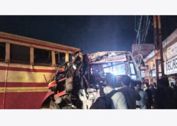 കെഎസ്ആര്‍ടിസി ബസുകള്‍ തമ്മില്‍ കൂട്ടിയിടിച്ചു, 21 പേര്‍ക്ക് പരിക്ക്, അപകടം ലോറിയെ മറികടക്കാന്‍ ശ്രമിക്കവെ