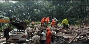 അതിശക്ത മഴയിൽ വിറങ്ങലിച്ച് സംസ്ഥാനം; ഇടുക്കിയിലും പത്തനംതിട്ടയിലും ഉരുൾപൊട്ടലിൽ രണ്ട് മരണം, ഒരാളെ കാണാതായി