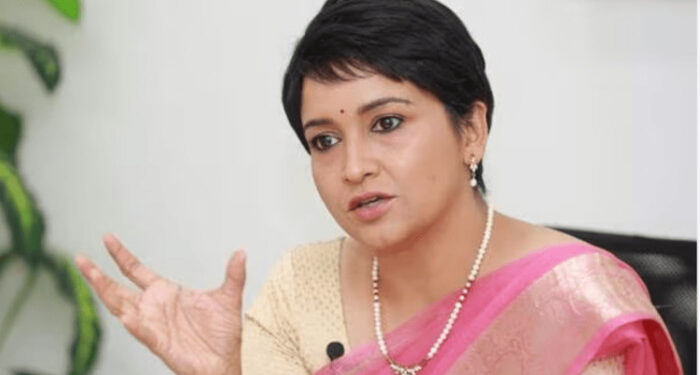 ”ഞാന് ഒന്ന് രണ്ട് വട്ടം കണ്ടിട്ടുണ്ട്, മരിച്ചു പോയിട്ട് കുറച്ചായി, പക്ഷെ ഇവിടെ ഇടയ്ക്കൊക്കെ വരാറുണ്ടെന്ന് പറഞ്ഞു”, ആത്മാക്കളെ കാണാനുള്ള സിദ്ധി ഞാന് തന്നെ വേണ്ടാ എന്ന് വച്ചതാണ്, പേടിച്ചിട്ടല്ല, ഇവിടെ മനുഷ്യന്മാരെ തന്നെ ഡീല് ചെയ്യാനുണ്ട്- ലെന