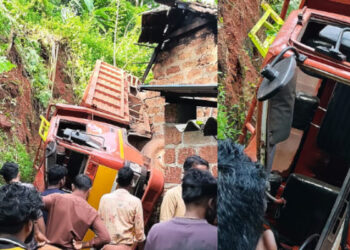 ലോറി നിയന്ത്രണംവിട്ട് വീടിന് മുകളിലേക്ക് മറിഞ്ഞു, ഡ്രൈവര്‍ക്ക് ദാരുണാന്ത്യം, വീടിന്റെ അടുക്കള  പൂർണ്ണമായി തകർന്നു