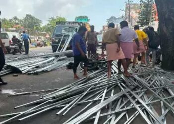 ഇരുമ്പു കമ്പികൾ കയറ്റിക്കൊണ്ടുപോയ മിനി ലോറി പൊടുന്നനെ ബ്രേക്ക് പിടിച്ചു, തെറിച്ച വീണ കമ്പികൾ പതിച്ചത് മുന്നിൽ പോവുകയായിരുന്ന ബൈക്ക് യാത്രികന്റെ ദേഹത്ത്, കമ്പികൾ ശരീരത്തിലും തലയിലും തുളച്ചു കയറി യുവാവിന് ദാരുണാന്ത്യം