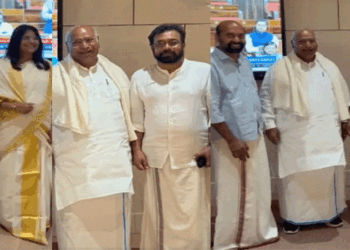 ‘ഞങ്ങളുടെ വേഷം ഞങ്ങളുടെ സംസ്കാരമാണ്, അഭിമാനമാണ്;സുസ്മിത ദേവിന്റെ ‘ലുങ്കിവാല’ പരാമർശത്തിൽ മുണ്ടുടുത്ത് പ്രതിഷേധിച്ച് ഖാർഗെയു ബ്രിട്ടാസ്; കൂടെ മല്ലികാർജ്ജുൻ ഖാർഗെയും കേരള, തമിഴ്നാട് എംപിമാരും