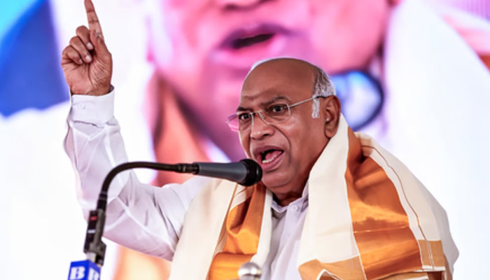 വിദ്യാഭ്യാസ സ്ഥാപനങ്ങളുടെ തലപ്പത്ത് യോഗ്യതയില്ലാത്ത ആർഎസ്എസ് അനുകൂലികളെ തിരുകിക്കയറ്റുന്നു, ഇവര്‍ ചരിത്രത്തെയും ശാസ്ത്രത്തെയും വളച്ചൊടിച്ചു, വിദ്യാഭ്യാസ മേഖലയെ കാവിവൽക്കരിക്കാനുള്ള ശ്രമമാണ് കേന്ദ്ര സര്‍ക്കാര്‍ നടത്തുന്നത്- വിമര്‍ശനവുമായി മല്ലികാര്‍ജുന്‍ ഖാര്‍ഗെ