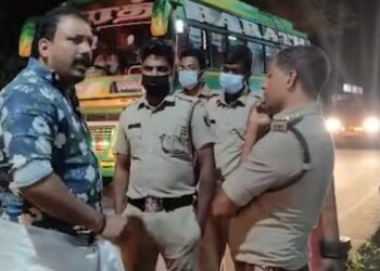‘എന്റെ വീഡിയോ എന്തിനാ എടുക്കുന്നേ…നിനക്ക് കാണണോ, നിന്നെ ഞാൻ പൂട്ടിക്കും, ഈ പഞ്ചായത്ത് മെമ്പറായ എന്റെ വീഡിയോ എടുത്തിട്ട് ഇവിടെ എനിക്കിട്ട് ഒണ്ടാക്കാനാണെങ്കിൽ ഇവിടെ നടക്കത്തില്ല സാറെ, എന്റെ പേര് മനു മത്തായി, പഞ്ചായത്ത് മെമ്പറാ’… മദ്യല​ഹരിയിൽ നടുറോഡിൽ വാഹനം പാർക്ക് ചെയ്ത് എക്സൈസിനെ വെല്ലുവിളിച്ച് സിപിഎം നേതാവ്