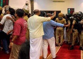 പോലീസ് ബൂട്ടിട്ട് പള്ളിയിൽ കയറിയത് വഴിവച്ചത് വലിയ വിവാദത്തിൽ!! മാടാക്കര പള്ളിയിൽ കയറി ലാത്തിവീശിയ എസ്ഐക്കും പോലീസുകാർക്കും സ്ഥലംമാറ്റം, മൗലിദ് പാരായണം തടസപ്പെടുത്തി, പള്ളിയിൽ നിസ്കരികാനെത്തിയവരെ ഭയപ്പെടുത്തി- നാലുപേർക്കെതിരെ കേസ്