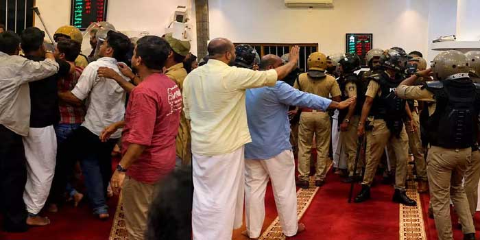 പോലീസ് ബൂട്ടിട്ട് പള്ളിയിൽ കയറിയത് വഴിവച്ചത് വലിയ വിവാദത്തിൽ!! മാടാക്കര പള്ളിയിൽ കയറി ലാത്തിവീശിയ എസ്ഐക്കും പോലീസുകാർക്കും സ്ഥലംമാറ്റം, മൗലിദ് പാരായണം തടസപ്പെടുത്തി, പള്ളിയിൽ നിസ്കരികാനെത്തിയവരെ ഭയപ്പെടുത്തി- നാലുപേർക്കെതിരെ കേസ്