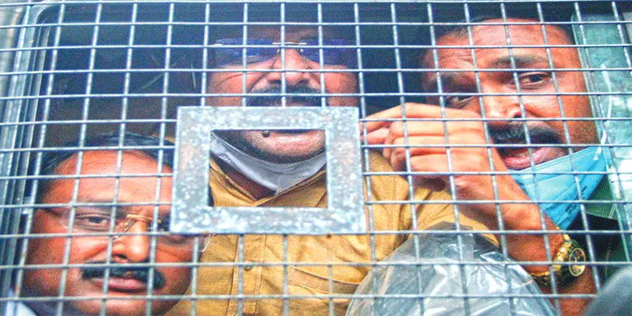 ‘കോടതിയെ കളിയാക്കുകയാണോ?’; മുട്ടിൽ മരംമുറിക്കേസിൽ നേരിട്ട് ഹാജരാകാതിരുന്ന അഗസ്റ്റിൻ സഹോദരങ്ങളോട് രൂക്ഷമായി പ്രതികരിച്ച് കോടതി ; എത്തിയത് റോജി മാത്രം