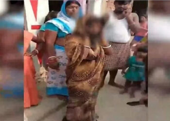 പീഡന പരാതി ഉന്നയിച്ച യുവതിയെ കൊണ്ട് ചെവിയില്‍ പിടിച്ച് മാപ്പു പറയിച്ചു, നിലത്ത് തുപ്പിയ തുപ്പല്‍ നക്കാന്‍ നിര്‍ബന്ധിച്ചു, ക്രൂര നടപടിയുമായി നാട്ടുക്കൂട്ടം
