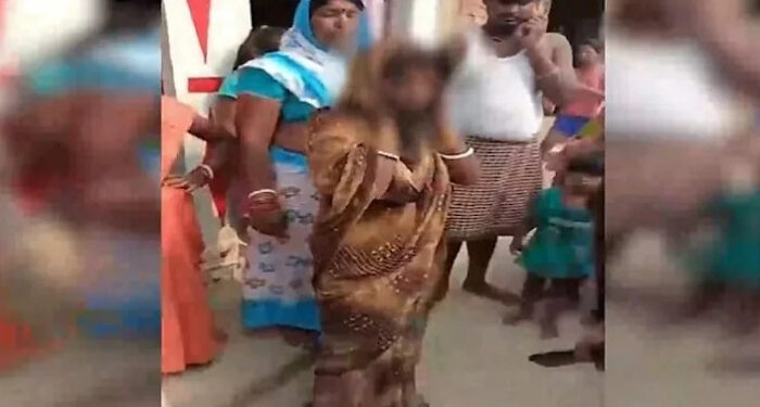 പീഡന പരാതി ഉന്നയിച്ച യുവതിയെ കൊണ്ട് ചെവിയില്‍ പിടിച്ച് മാപ്പു പറയിച്ചു, നിലത്ത് തുപ്പിയ തുപ്പല്‍ നക്കാന്‍ നിര്‍ബന്ധിച്ചു, ക്രൂര നടപടിയുമായി നാട്ടുക്കൂട്ടം