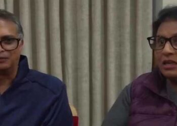“ബസ് മുന്നോട്ടു സഞ്ചരിക്കുന്നതിനിടെ പെട്ടെന്ന് മലമുകളിൽ നിന്ന് വെള്ളവും മണ്ണും പാറകളും അടങ്ങിയ കൂറ്റൻ പ്രളയപ്രവാഹം താഴേക്ക് പാഞ്ഞെത്തി…മരിക്കാൻ പോവുകയാണെന്ന് മനസിലായി… ആദ്യം തന്നെ ഡ്രൈവറും കണ്ടക്ടറും ഇറങ്ങിയോടി, പിന്നാലെ ഞങ്ങളും!! കൺമുന്നിൽ വീടുകൾ തകർന്നു, ആളുകൾ നിലവിളിച്ചുകൊണ്ട് വെള്ളത്തിലൂടെ ഒലിച്ചുപോയി”…