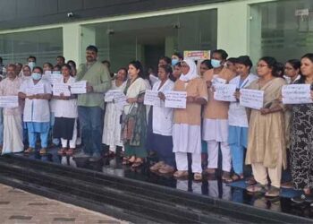 ഡ്യൂട്ടിയിലുണ്ടായിരുന്ന നഴ്സിന്റെ കഴുത്തിന് കുത്തി പിടിച്ചു, നടുവിന് ചവിട്ടി വീഴ്ത്തി മർദനം, തടയാൻ ശ്രമിച്ച സുരക്ഷാ ജീവനക്കാരനേയും മർദിച്ചു!! തലയ്ക്കു മുറിവേറ്റ സുഹൃത്തുമായി താലൂക്ക് ആശുത്രിയിലെത്തി മദ്യപ സംഘത്തിന്റെ വിളയാട്ടം- നാല് യുവാക്കൾ അറസ്റ്റിൽ