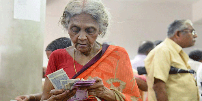 ക്ഷേമ പെൻഷൻ വീട്ടിലെത്തില്ല; കിടപ്പുരോഗികൾക്ക് മാത്രം നേരിട്ട് കൈകളിലെത്തിക്കും, മറ്റുള്ളവർക്ക് ബാങ്ക് അക്കൗണ്ടിലേക്ക്; എതിർപ്പ് ഉയരുന്നു