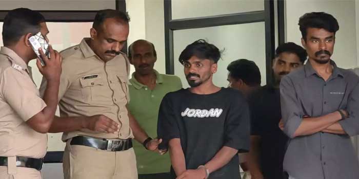 ടിക്കറ്റെടുക്കാനെത്തിയപ്പോൾ ഗൂഗിൽ പേ ആവശ്യപ്പെട്ട് യാത്രക്കാരൻ, ഇല്ലെന്നു പറഞ്ഞതോടെ കണ്ടക്ടറുടെ മൂക്കിനിട്ട് കൈ ചുരുട്ടി ഇടിച്ചു, ബസ് ഡ്രൈവറെയും മറ്റു യാത്രക്കാരെയും കൈയേറ്റം ചെയ്തതായി പരാതി, അറസ്റ്റ്