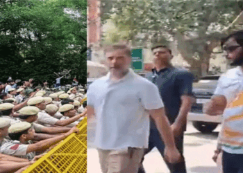 ‘എഫ് ഐ ആർ ഇടൂ‘; പെല്ലറ്റ് ​ഗൺ ആക്രമണത്തിൽ പരിക്കേറ്റ വിദ്യാർഥിയുമായി പോലീസ് സ്റ്റേഷനിലെത്തി രാഹുൽ ഗാന്ധി; ‘കേസെടുക്കാതെ ഇവിടെ നിന്ന് പോകില്ല‘