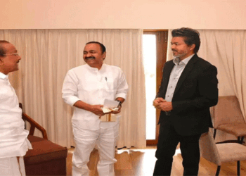 ചെന്നൈയിൽ വിജയുമായി കൂടിക്കാഴ്ച നടത്തി വി.ഡി. സതീശൻ; ഒപ്പം കുഞ്ഞാലിക്കുട്ടിയും; അമിത് ഷായുടെ അധ്യക്ഷതയിൽ സതേൺ സോണൽ കൗൺസിൽ യോഗം തുടങ്ങി; ദക്ഷിണേന്ത്യൻ സംസ്ഥാനങ്ങൾ തമ്മിലുള്ള നദീജല പങ്കിടൽ ചർച്ചയാകും