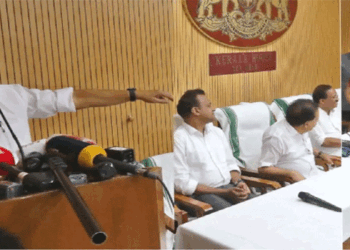 ‘ടീച്ചർ  വാ, ഇവിടെ വന്ന് ഇരിക്കൂ’; പി.കെ. ശ്രീമതിയെ വേദിയിലേക്ക് വിളിച്ചിരുത്തി വി.ഡി. സതീശൻ; കേരള ഹൗസിലെ ഓണാഘോഷ പരിപാടിയിൽ മുഖ്യമന്ത്രി സംസാരിക്കുന്നതിനിടെ വേറിട്ട കാഴ്ച