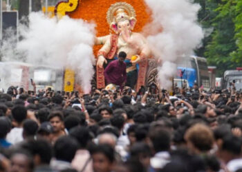 ഘോഷയാത്രയ്ക്കിടെ 22 അടിയുള്ള ഗണപതി വിഗ്രഹം മറിഞ്ഞുവീണു, രണ്ട് പേര്‍ക്ക് ദാരുണാന്ത്യം, അഞ്ച് പേര്‍ക്ക് പരിക്ക്