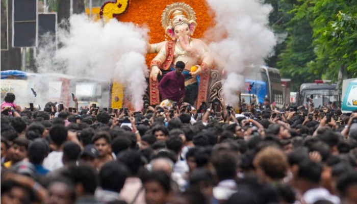 ഘോഷയാത്രയ്ക്കിടെ 22 അടിയുള്ള ഗണപതി വിഗ്രഹം മറിഞ്ഞുവീണു, രണ്ട് പേര്‍ക്ക് ദാരുണാന്ത്യം, അഞ്ച് പേര്‍ക്ക് പരിക്ക്
