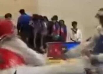 തായ്‌ക്വാൻഡോ മത്സരത്തിനിടെ സ്വകാര്യഭാഗത്ത് കിക്ക്‌ കൊണ്ടതോടെ മത്സരം നിർത്താൻ അടയാളം കാണിച്ചു, ഇതിനിടെ എതിർ മത്സരാർഥി മുഖത്ത് ഇടിച്ചു, തലയടിച്ചു വീണ പ്ലസ് ടു വിദ്യാർഥിയുടെ തലയോട്ടി പൊട്ടി അകത്ത് രക്തം കട്ടപിടിച്ചു, കുട്ടി വെന്റിലേറ്ററിൽ, മത്സരത്തിന് പരിശീലകൻ പോകാതിരുന്നതും വീഴ്ചയായി