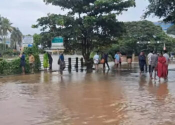 കനത്ത മഴയില്‍ വാട്ടര്‍ ടാങ്ക് ഒഴുകിപ്പോയി, പിടിക്കാന്‍  വെള്ളത്തിലിറങ്ങിയ യുവാവിനെ കാണാതായി, തിരച്ചില്‍ ശക്തമാക്കി ഫയര്‍ഫോഴ്സും നാട്ടുകാരും