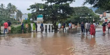 കനത്ത മഴയില് വാട്ടര് ടാങ്ക് ഒഴുകിപ്പോയി, പിടിക്കാന് വെള്ളത്തിലിറങ്ങിയ യുവാവിനെ കാണാതായി, തിരച്ചില് ശക്തമാക്കി ഫയര്ഫോഴ്സും നാട്ടുകാരും