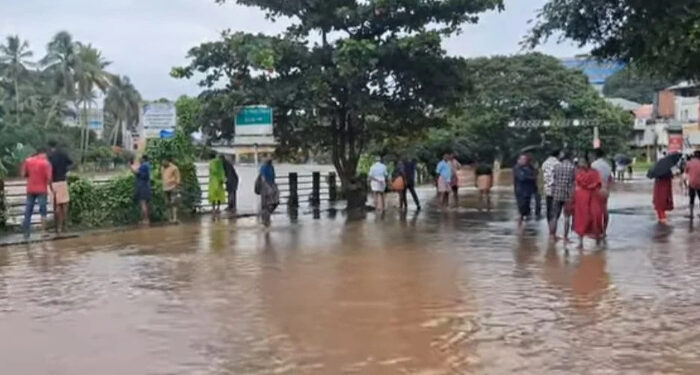 കനത്ത മഴയില് വാട്ടര് ടാങ്ക് ഒഴുകിപ്പോയി, പിടിക്കാന് വെള്ളത്തിലിറങ്ങിയ യുവാവിനെ കാണാതായി, തിരച്ചില് ശക്തമാക്കി ഫയര്ഫോഴ്സും നാട്ടുകാരും