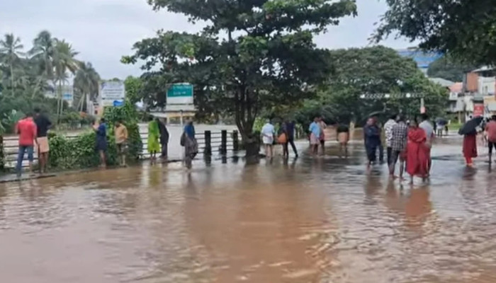 കനത്ത മഴയില് വാട്ടര് ടാങ്ക് ഒഴുകിപ്പോയി, പിടിക്കാന് വെള്ളത്തിലിറങ്ങിയ യുവാവിനെ കാണാതായി, തിരച്ചില് ശക്തമാക്കി ഫയര്ഫോഴ്സും നാട്ടുകാരും