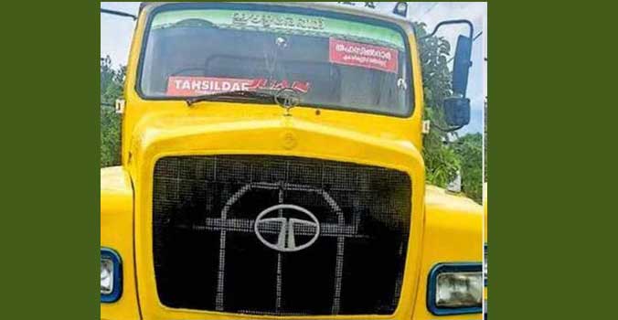 പാത ഇരട്ടിപ്പിക്കലിന് ഏറ്റെടുത്ത ഭൂമിക്കു ലഭിച്ച നഷ്ടപരിഹാരം കുറഞ്ഞുപോയി, തഹസിൽദാറുടെ ഔദ്യോഗിക വാഹനവും ഓഫിസും ജപ്തി ചെയ്തു, ദുരിതാശ്വാസ പ്രവർത്തനം ടിപ്പർ ലോറിയിലാക്കി തിരുവല്ല തഹസിൽദാർ