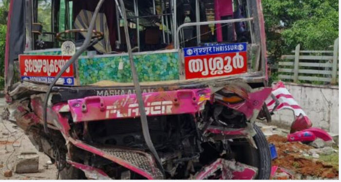 നിയന്ത്രണം വിട്ട ബസ് അഞ്ചോളം വാഹനങ്ങളിലിടിച്ചു, വിദ്യാര്ത്ഥിനിക്ക് ദാരുണാന്ത്യം, എട്ട് പേര്ക്ക് പരിക്ക്
