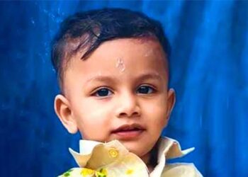 അച്ഛനും അമ്മയും ജോലികഴിഞ്ഞ് വരുന്നതു കാത്ത് വാതിൽപ്പടിക്കൽ നോക്കി നിൽക്കാൻ കുഞ്ഞ് ദ്രിനവ് ഇനിയില്ല!! ഒന്നര വയസുകാരന്റെ ജീവനെടുത്ത റെയിൽവേ ട്രാക്കും വീടും തമ്മിൽ വെറും 30 മീറ്ററിന്റെ വ്യത്യാസം മാത്രം, അപകടം മുറ്റത്തിരുന്നു കളിക്കുന്നതിനിടെ ആരുംകാണാതെ മുട്ടിലിഴഞ്ഞ് സമീപത്തെ പാളത്തിലേക്കു കയറിയപ്പോൾ