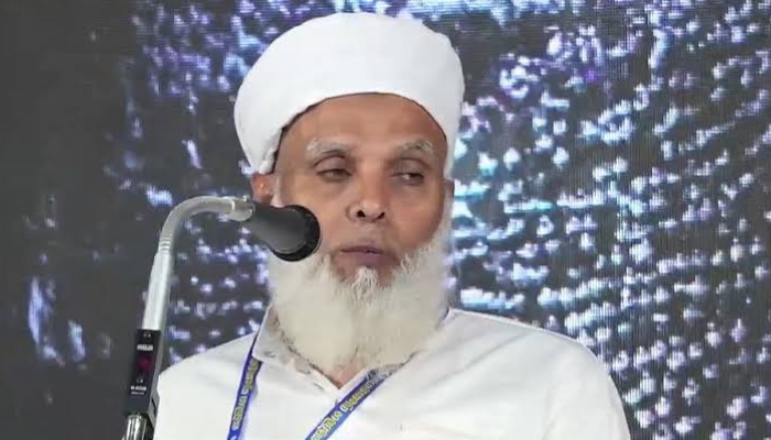 പച്ചക്കള്ളവും തെറ്റിദ്ധാരണകളും പ്രചരിപ്പിക്കുന്നു, സമസ്തയെ പൊതുസമൂഹത്തിൽ അപമാനിച്ചു, ഇത്തരം കാപട്യം പണ്ഡിതന് ചേർന്നതല്ല, ഉമർ ഫൈസി മുക്കത്തെ സമസ്ത മുശാവറയിൽനിന്ന് പുറത്താക്കണമെന്ന് നേതാക്കൾ