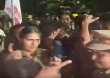 ‘ഞങ്ങൾ നിങ്ങളെപ്പോലെ നക്കാപ്പിച്ചയ്ക്ക് ജീവിക്കുന്നവരല്ല’… സംസ്‌കൃത സർവകലാശാലയിൽ സമരം ചെയ്ത എസ്എഫ്‌ഐ പ്രവർത്തകരെ അധിക്ഷേപിച്ച് വനിതാ പോലീസ്, പരാമർശം വിവാദത്തിൽ